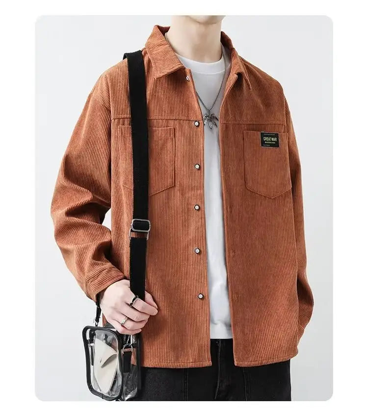 Herren Cordhemd im Casual-Stil mit Langarm in Rostfarbe mit Knopfverschluss am Vorderkragen sowie zwei Brusttaschen aus Cordmaterial.