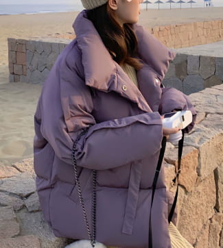 Doudoune coréenne courte pour femmes couleur lavande, moelleuse, avec un col haut et un design matelassé.