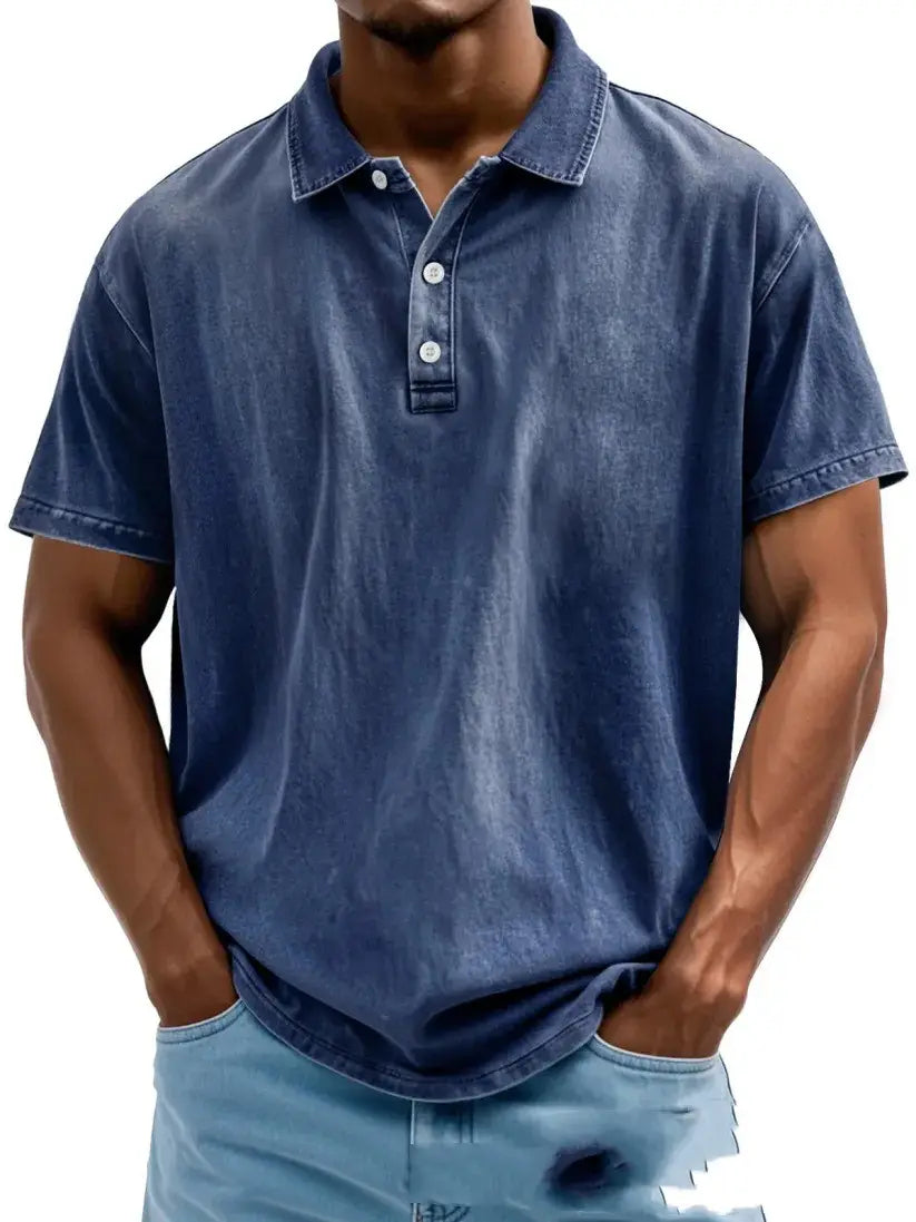 Ein verblasstes dunkelblaues ausgefranstes Baumwoll-Poloshirt mit klassischem Kragen und drei weißen Knöpfen.