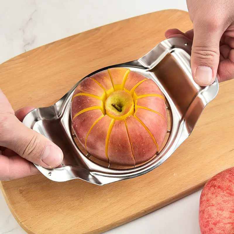 Trancheuse à pommes en acier inoxydable brillante, avec un mécanisme de coupe circulaire à 8 lames, conçu pour diviser uniformément le fruit en quartiers et en retirer le cœur.