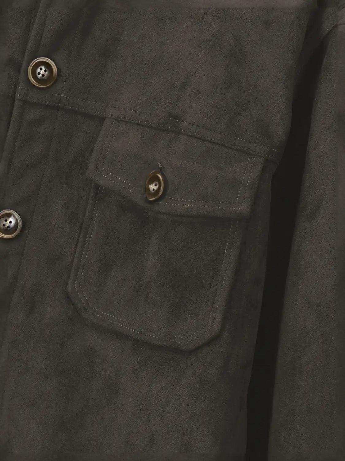 Herren-Casual-Faux-Suede-Slim-Fit-Motorradjacke in dunklem Oliv mit Metallknöpfen und angesetzten Taschenverzierungen.