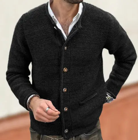 Herren-Strickjacke Slim Fit mit langen Ärmeln mit schwarzem meliertem Strick und Holzknöpfen.