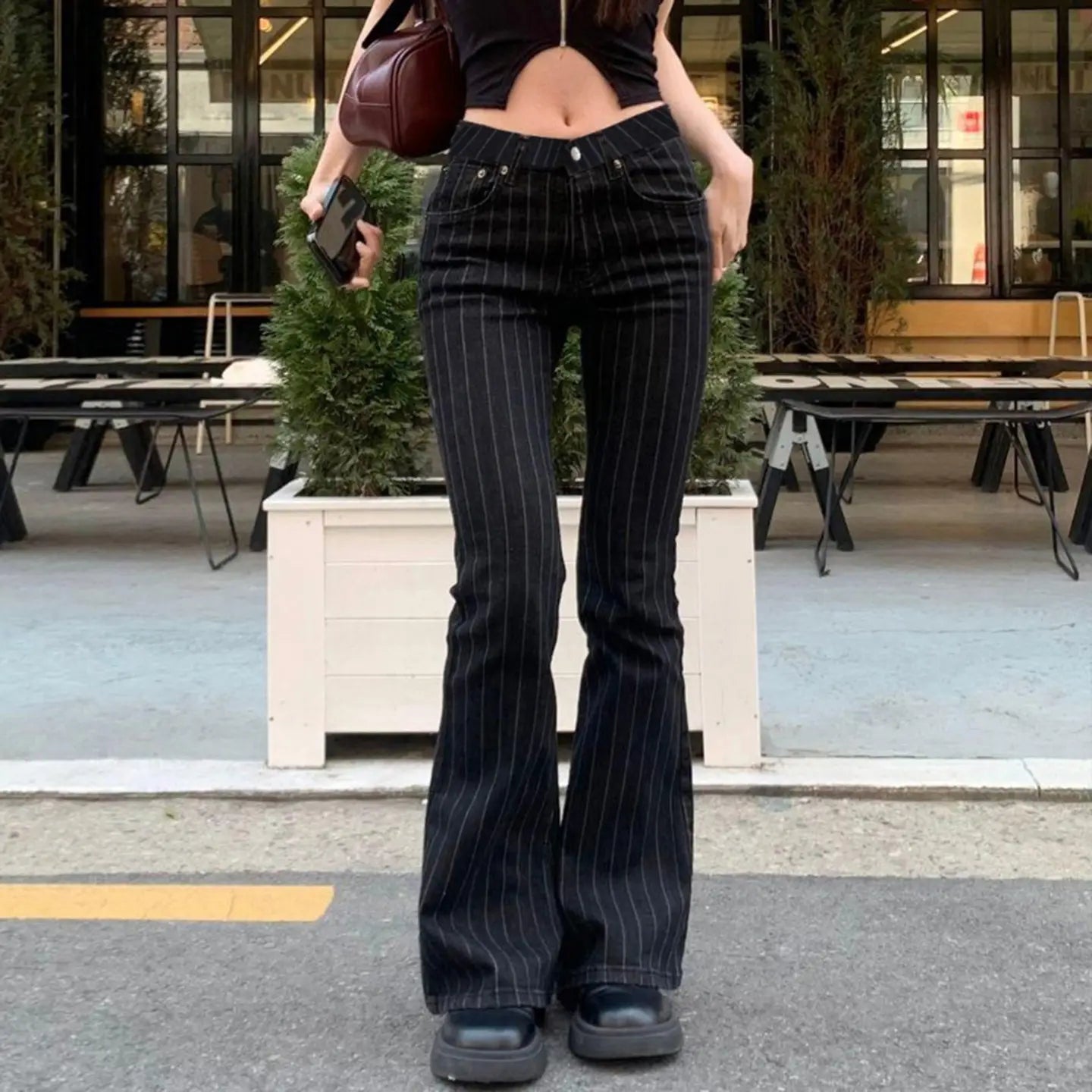 Schwarze Pinstripe-Schlagjeans mit hohem Bund und klassischem Denim-Material, von der Rückseite dargestellt