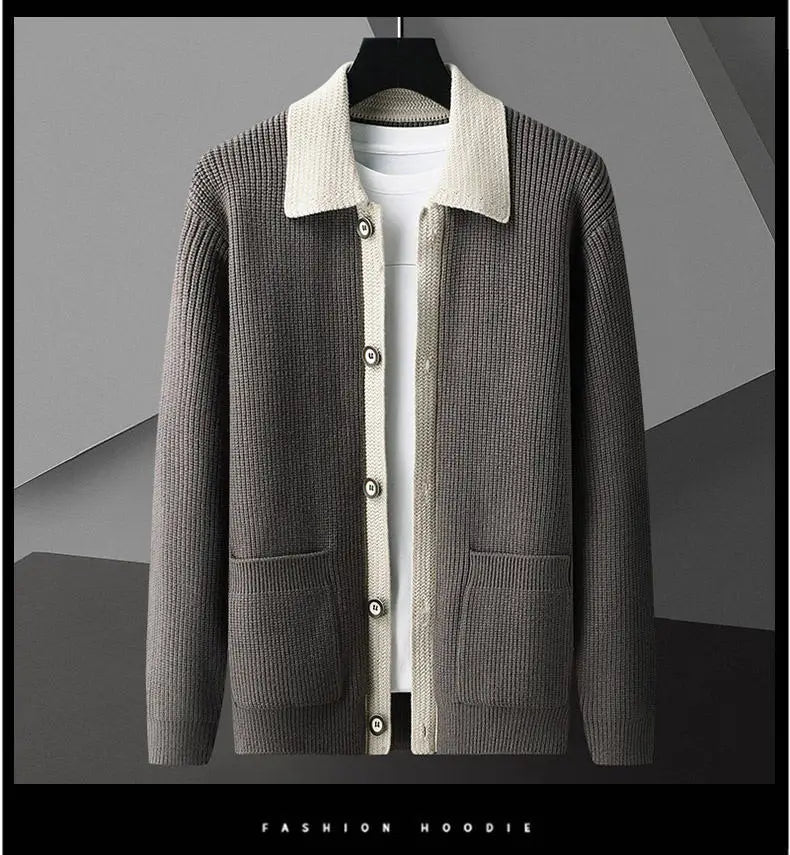 Herren-Strickjacke in grauem Rippstrick mit kontrastierendem cremefarbenem Kragen und Knopfleiste.