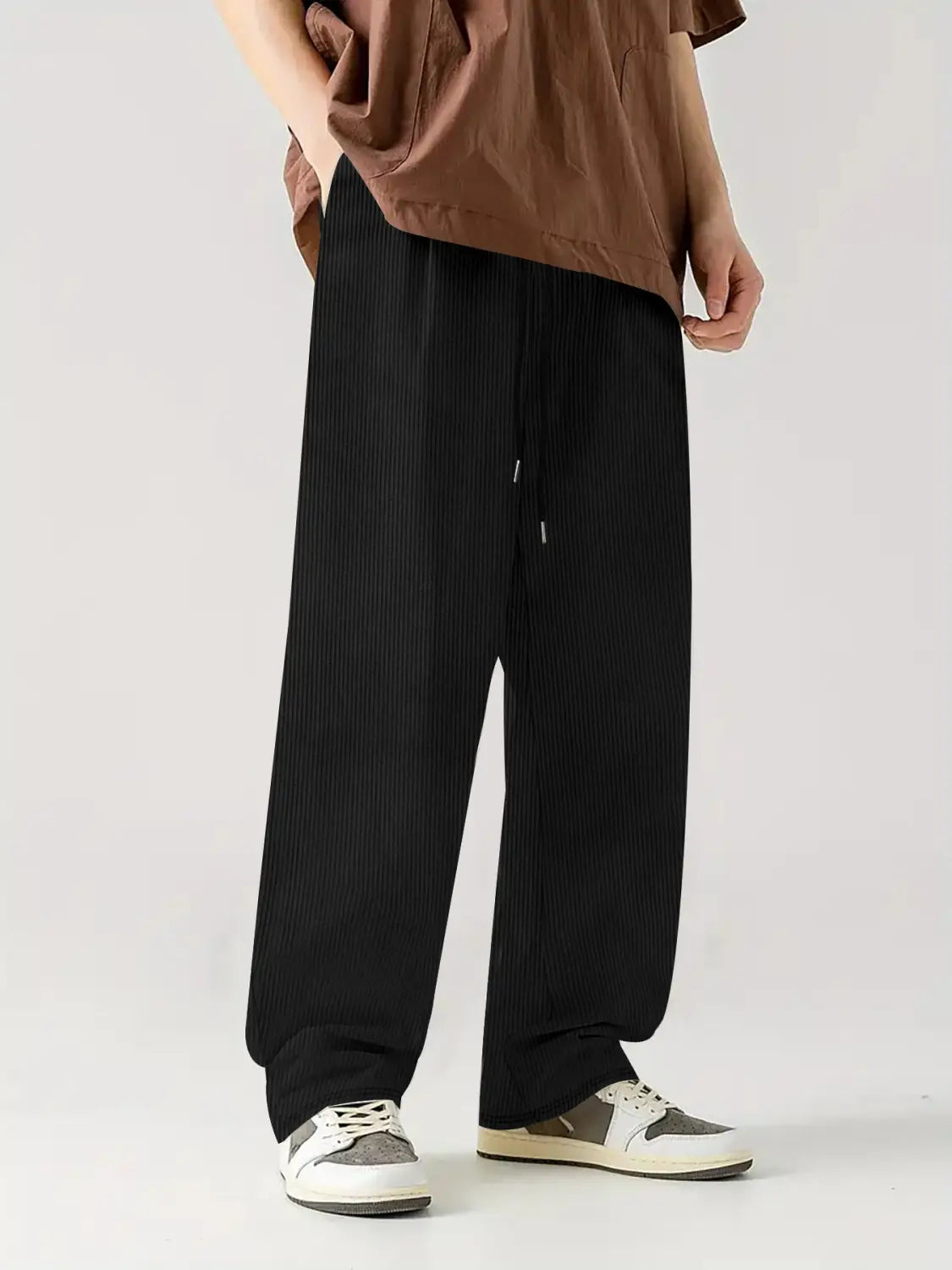 Pantalones anchos tipo traje de pana negros con patrón de rayas diplomáticas y corte recto