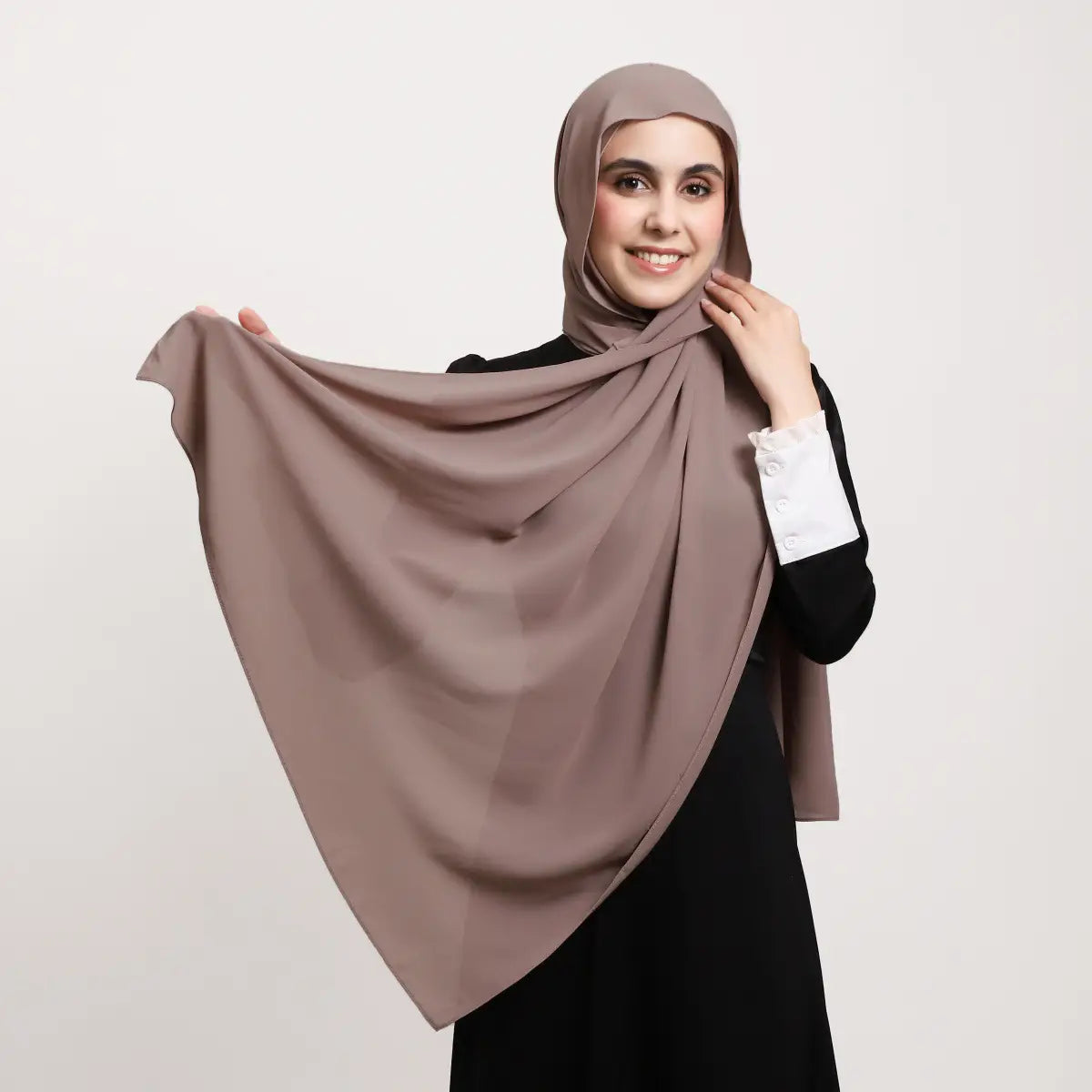 Un hijab magnétique en mousseline taupe doux, réalisé dans une mousseline légère de couleur unie kaki.