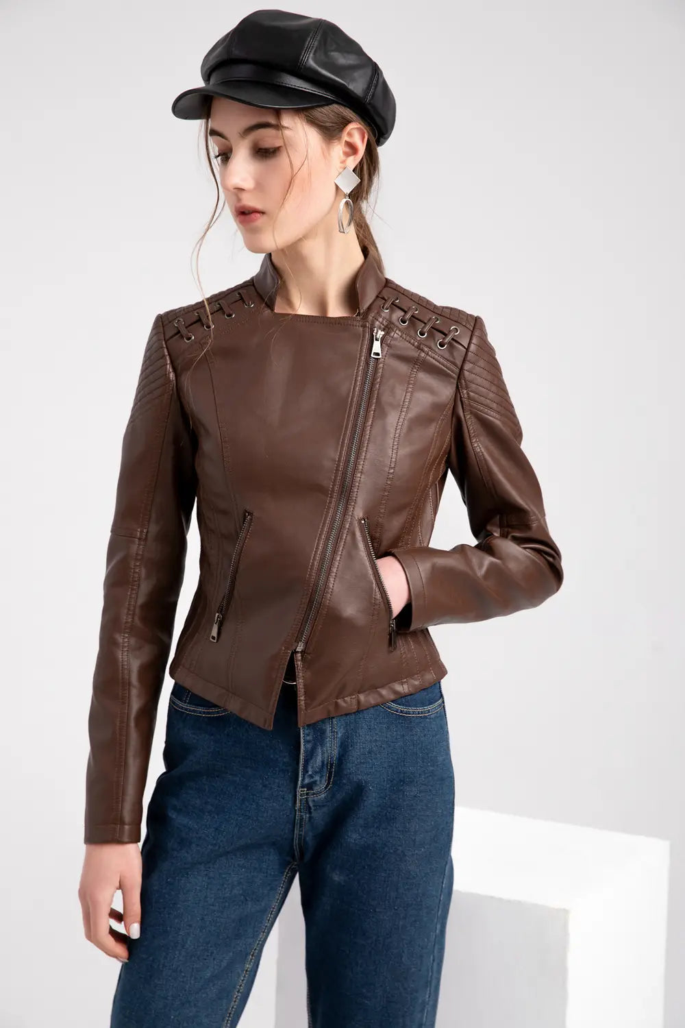 Braune Faux-Leder-Motorradjacke mit wattierten Schulterpartien und Schnür-Details im Slim-Fit-Mantel für Damen.