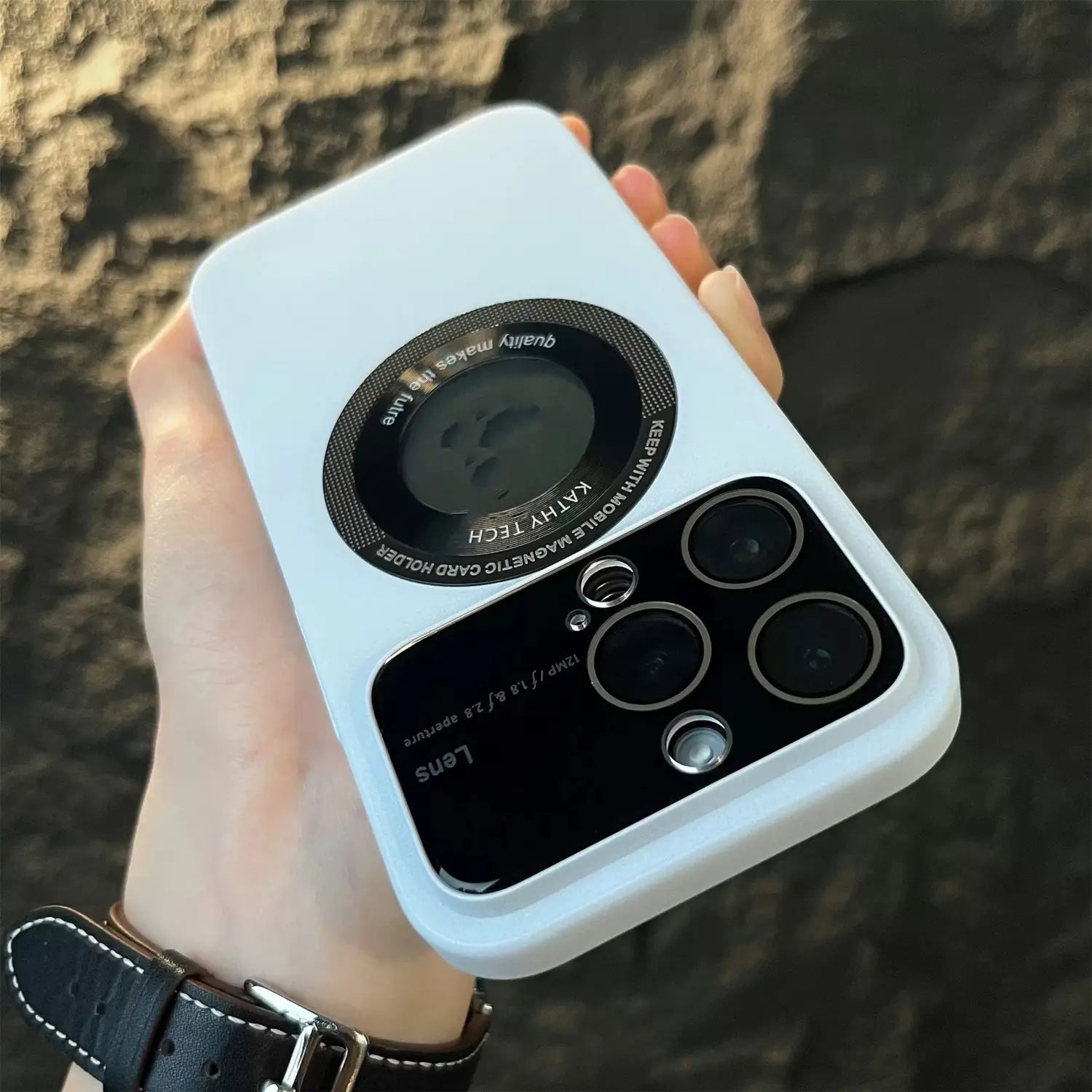 Weiße magnetische Fensterhülle für iPhone 13 Pro Max, von der Rückseite dargestellt, mit schwarzer Aussparung für die Kameralinse und einem kreisförmigen Magnetkartenhalter-Design.