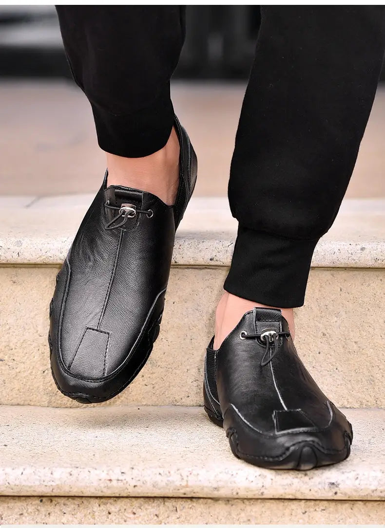 Chaussures de sport décontractées à enfiler pour homme en cuir véritable noir, avec un design moderne et épuré et des détails de coutures discrets