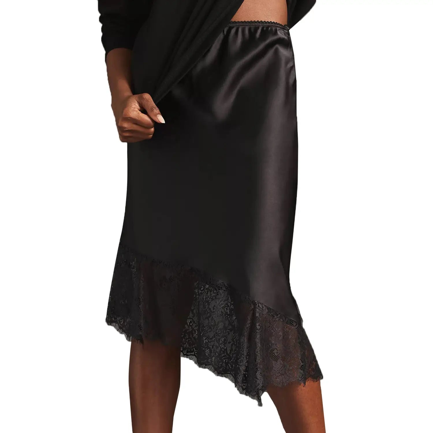 Schwarzer Satin-Midirock mit zarter Spitzenverzierung am Saum für einen eleganten und raffinierten Look