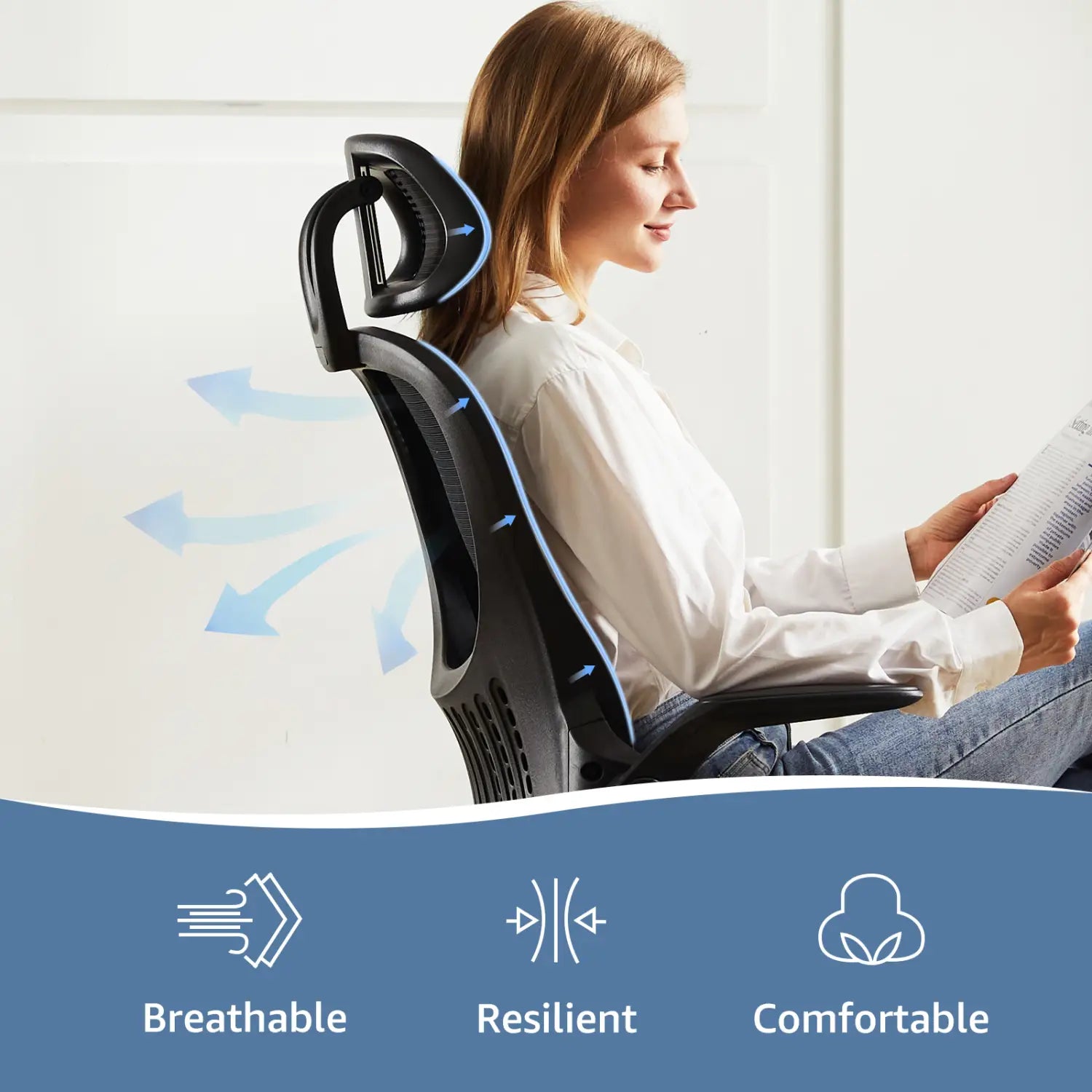 Chaise de bureau ergonomique en maille noire avec dossier respirant et appui-tête réglable, illustrée depuis le côté arrière.