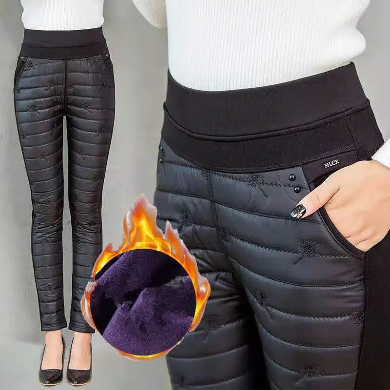 Pantalones tipo lápiz de invierno acolchados color negro, con forro de felpa morada y cintura elástica, diseñados para brindar calidez y comodidad.