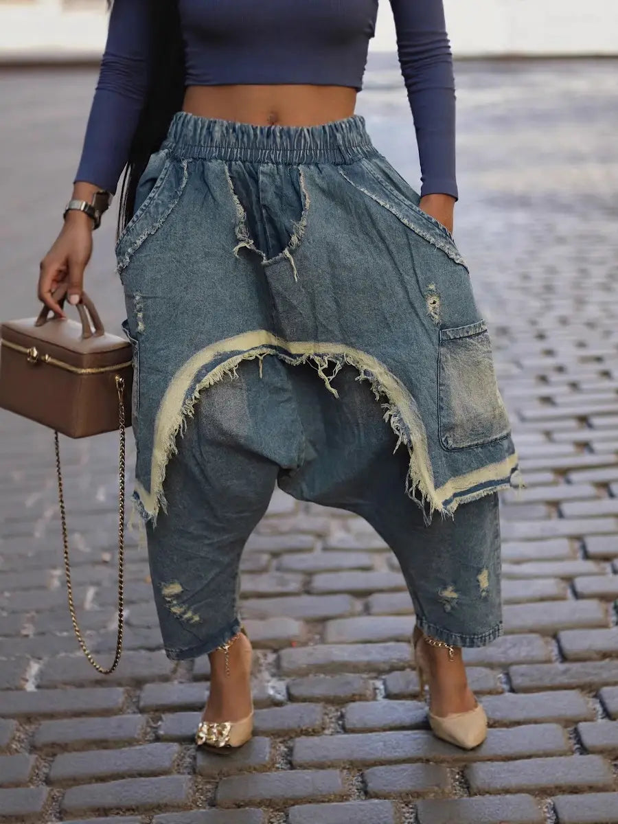 Bestickte Patchwork-Jeans-Haremshosen in gebleichtem Blauton mit ausgefransten Kanten und Patchwork-Details.