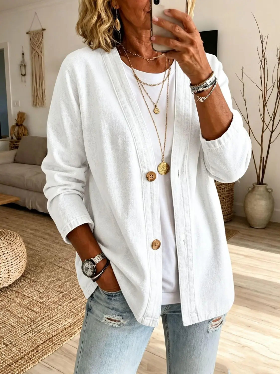 Cárdigan de algodón blanco con botones de tono dorado y un diseño relajado con frente abierto para mujer, estilo chaqueta tipo cárdigan de mezclilla.