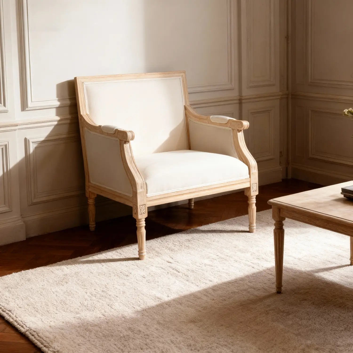 Silla francesa de acento elegante color crema, tapizada en lino, con marco de madera clara envejecida y patas torneadas clásicas, estilo sillón con brazos de lino.