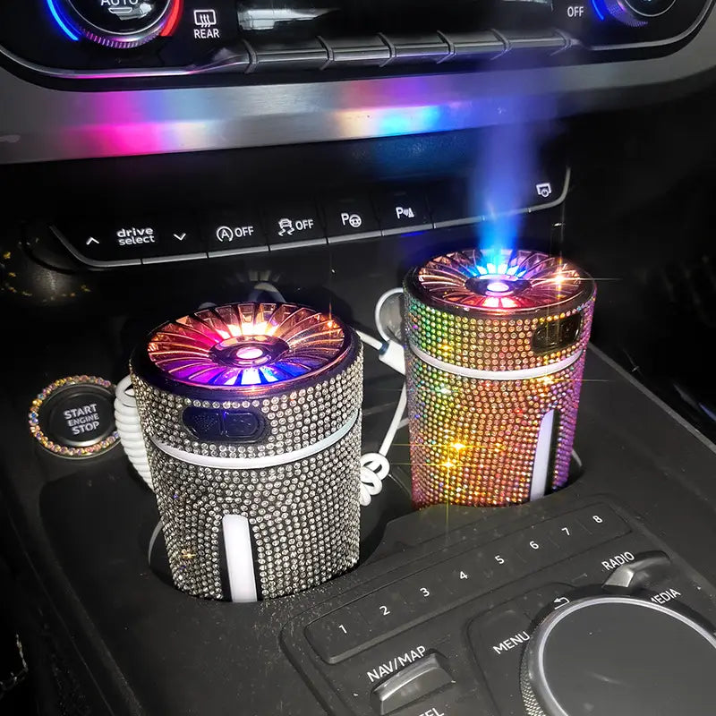 Zwei funkelnde, mit Strasssteinen besetzte Diamant-Auto-Befeuchter-LED-Luftdiffusoren mit farbigen LED-Lichtern und Vernebelungsdüsen zur Verwendung per USB.
