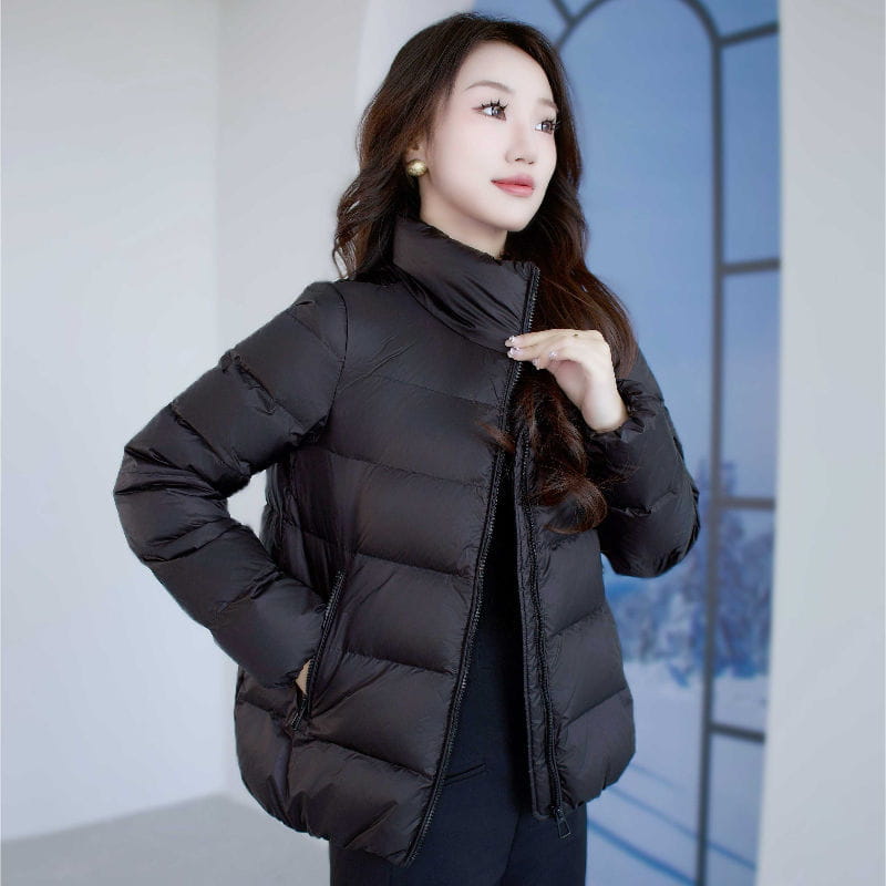 Schwarze Steppjacke aus Daunen in kurzer Puffer-Form für Damen mit hohem Kragen und vorderem Reißverschluss, ideal für die Winterzeit.