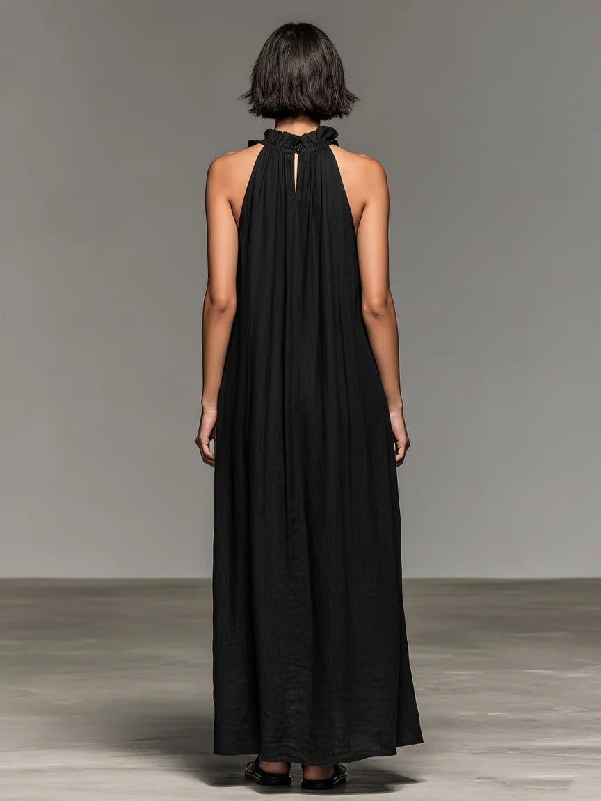Robe de villégiature longue maxi noire à encolure licou à volants et dos nu, avec encolure froncée et tissu fluide