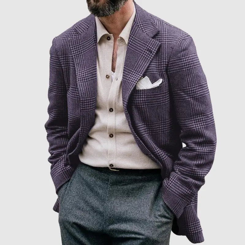 Veste blazer en laine violette pied-de-poule à double boutonnage slim fit pour homme, avec une texture chevrons (herringbone) discrète et une pochette assortie.
