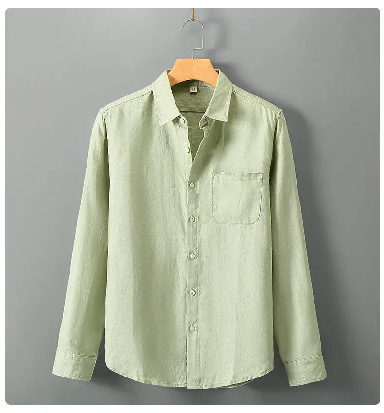 Chemise de protection solaire en lin pour homme vert clair avec un col classique et une poche poitrine.