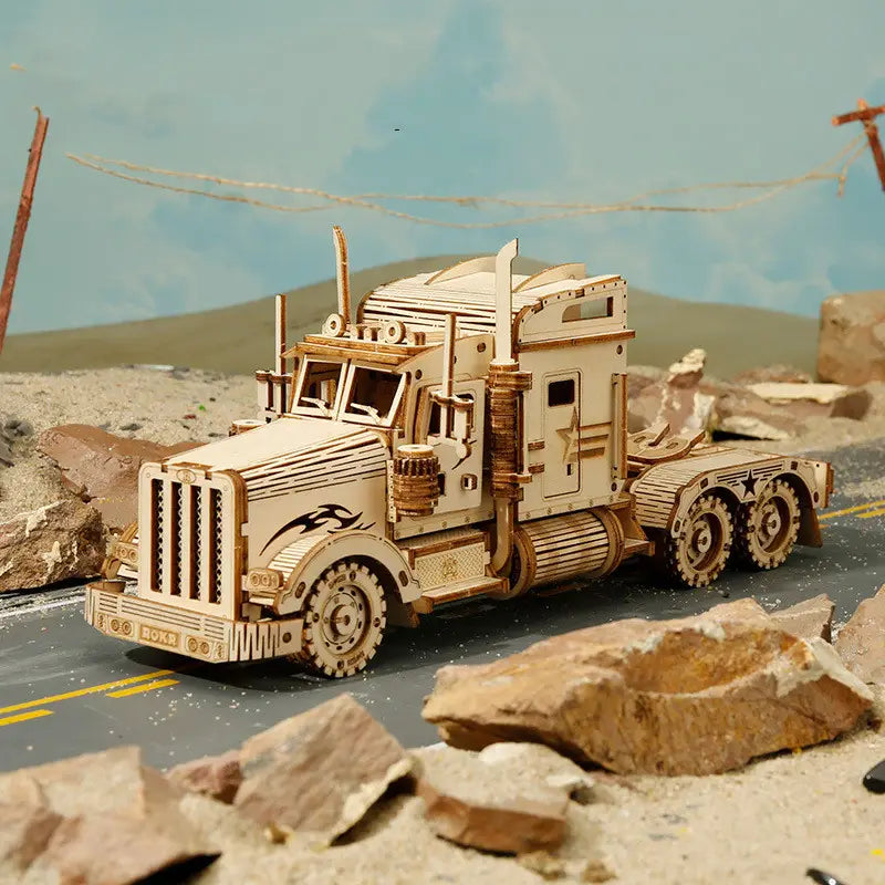 Un modèle en bois détaillé d’un semi-remorque classique, présenté dans un kit de construction de modèle mécanique 3D d’assemblage DIY en bois, avec des pièces découpées au laser complexes dans des tons de bois naturel et des décalcomanies décoratives de flammes.