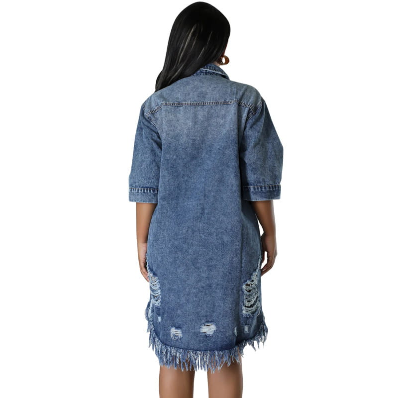 Robe chemise midi en denim bleu à ourlet effiloché abîmé, avec détails déchirés le long des côtés.
