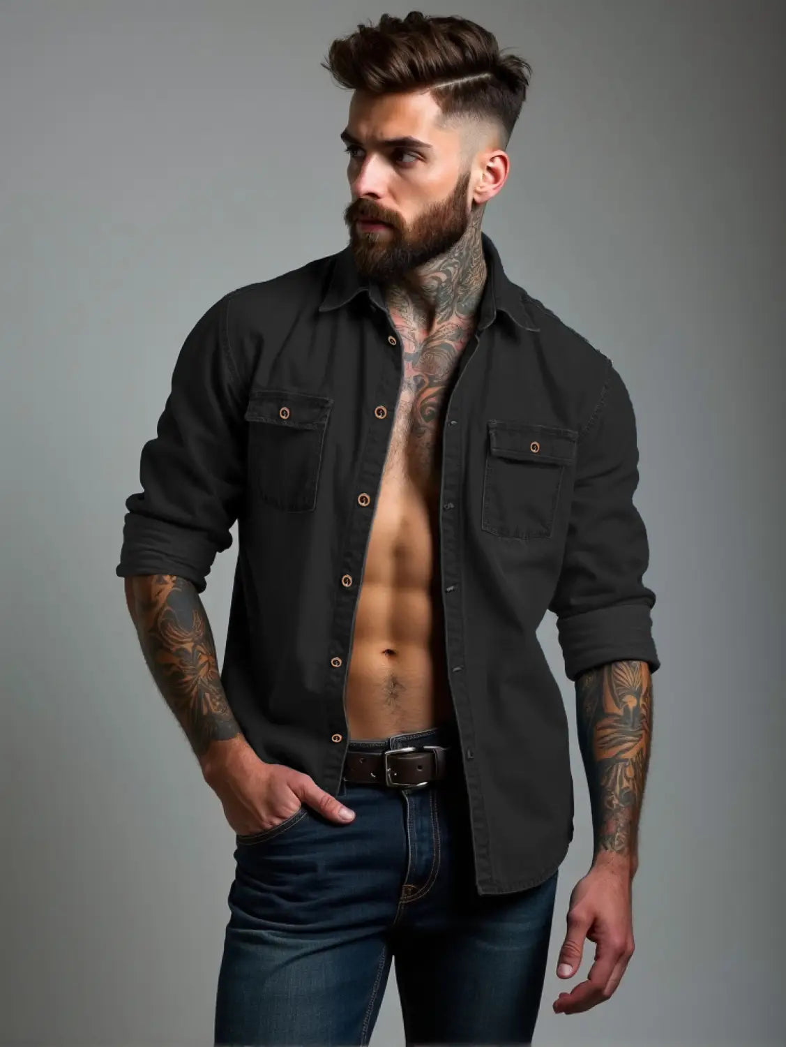 Herren-Denimhemd mit Knöpfen in Übergröße, schwarz, mit zwei Brusttaschen und hochgekrempelten Ärmeln.