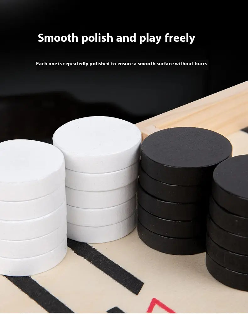 Empilement de jetons en bois circulaires noirs et blancs lisses et polis pour plateau de hockey de table à palets de hockey sur air en bois.