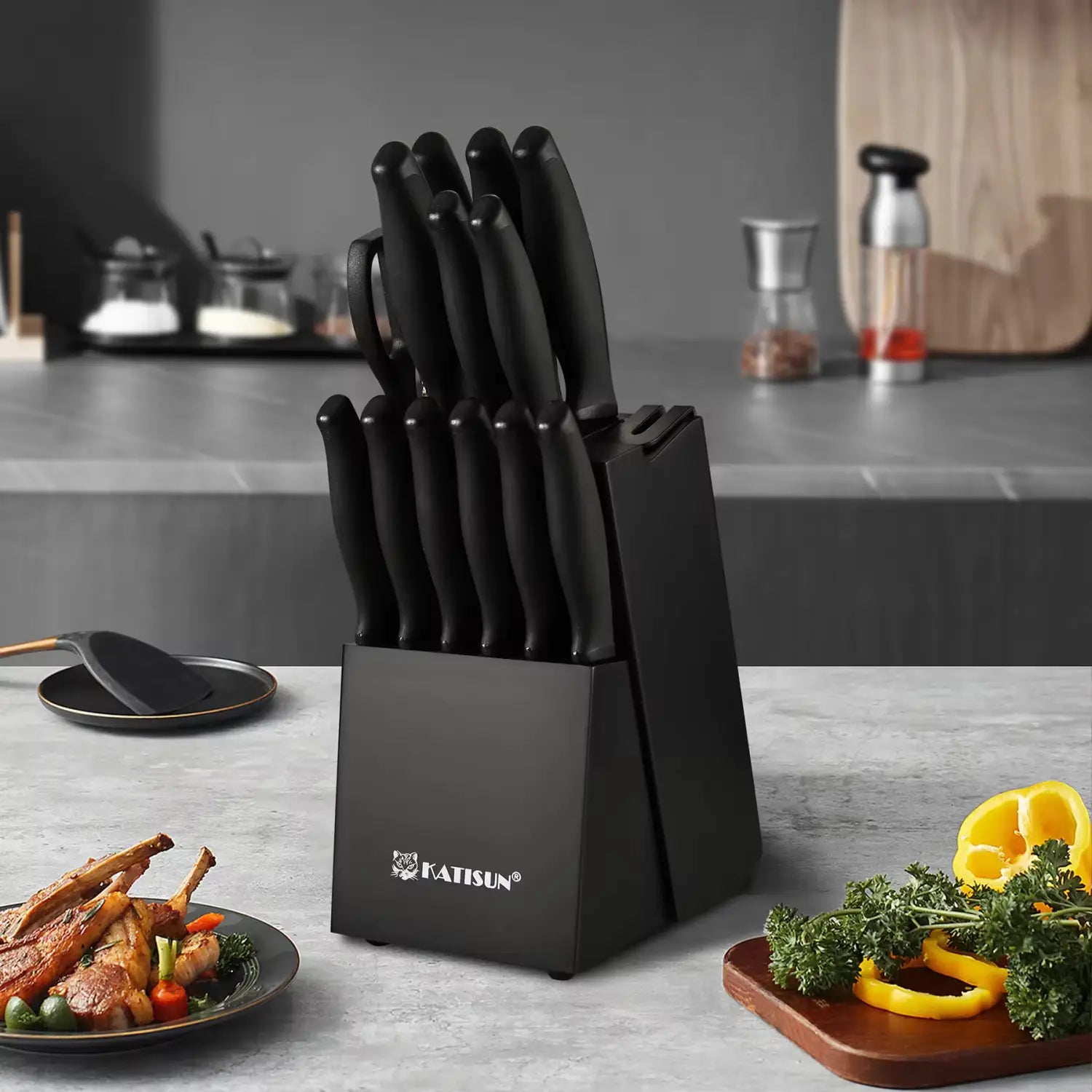 Ensemble de couteaux de cuisine noir Black Katisun, comprenant 15 pièces de lames en acier au carbone et un affûteur, avec des poignées au fini mat lisse et un design moderne de bloc à couteaux rectangulaire.
