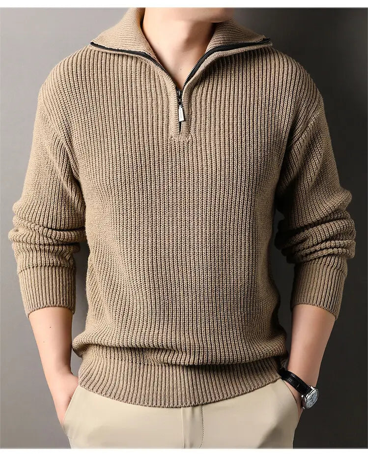 Beiger Rippstrick-Herren-Halbrollkragenpullover mit schwarzer Halb-Zippverschluss-Verarbeitung.
