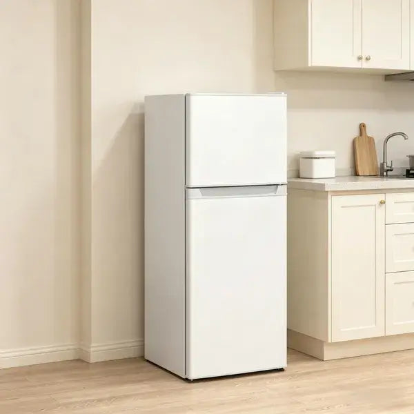 Weißes zweitüriges kompaktes Mini-Kühlschrank-Modell mit 4,0 cu ft Fassungsvermögen und Gefrierfach, mit schlankem, modernem Design und glatter Oberfläche.
