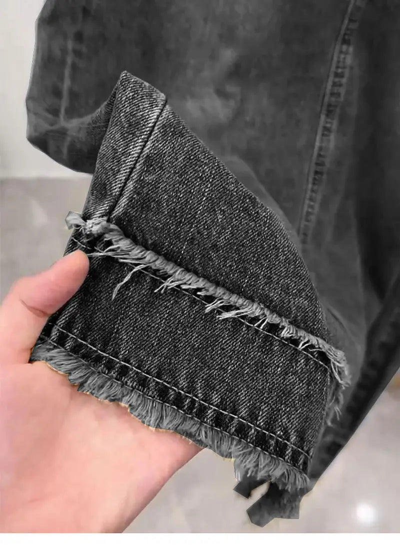 jupe midi en denim délavé à bord brut gris foncé présentant un revers effiloché avec une couture visible