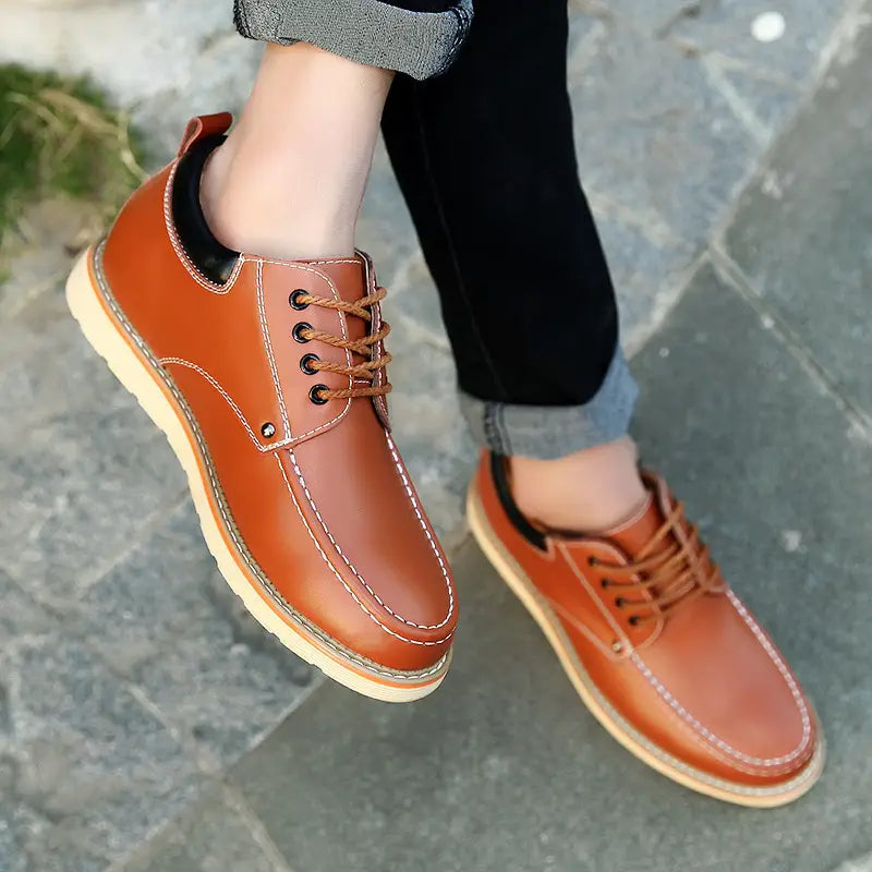 Herren-Braunlederschuhe zur Höhensteigerung mit Schnürung, mit beigen Schnürsenkeln und einer hellbeigen Gummilaufsohle, mit 6-cm-Einlegesohle.