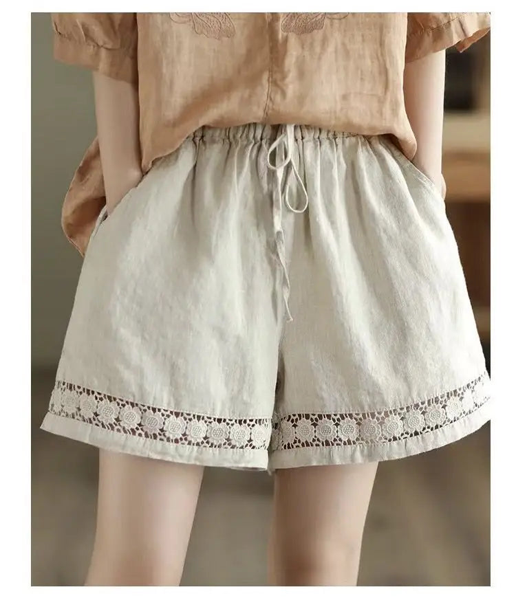 beige Baumwoll-Leinen-Hosen mit Schnürung, mit zarter floraler Spitzenverzierung am Saum und Tunnelzugbund.