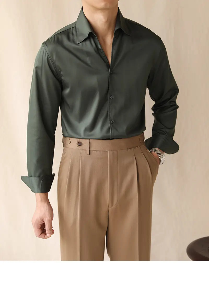 Herren-Oberteil mit Ein-Kragen aus Satin, langarm im Business-Stil, in Dunkelgrün, mit klassischem Kragen und umgeschlagenen Manschetten.