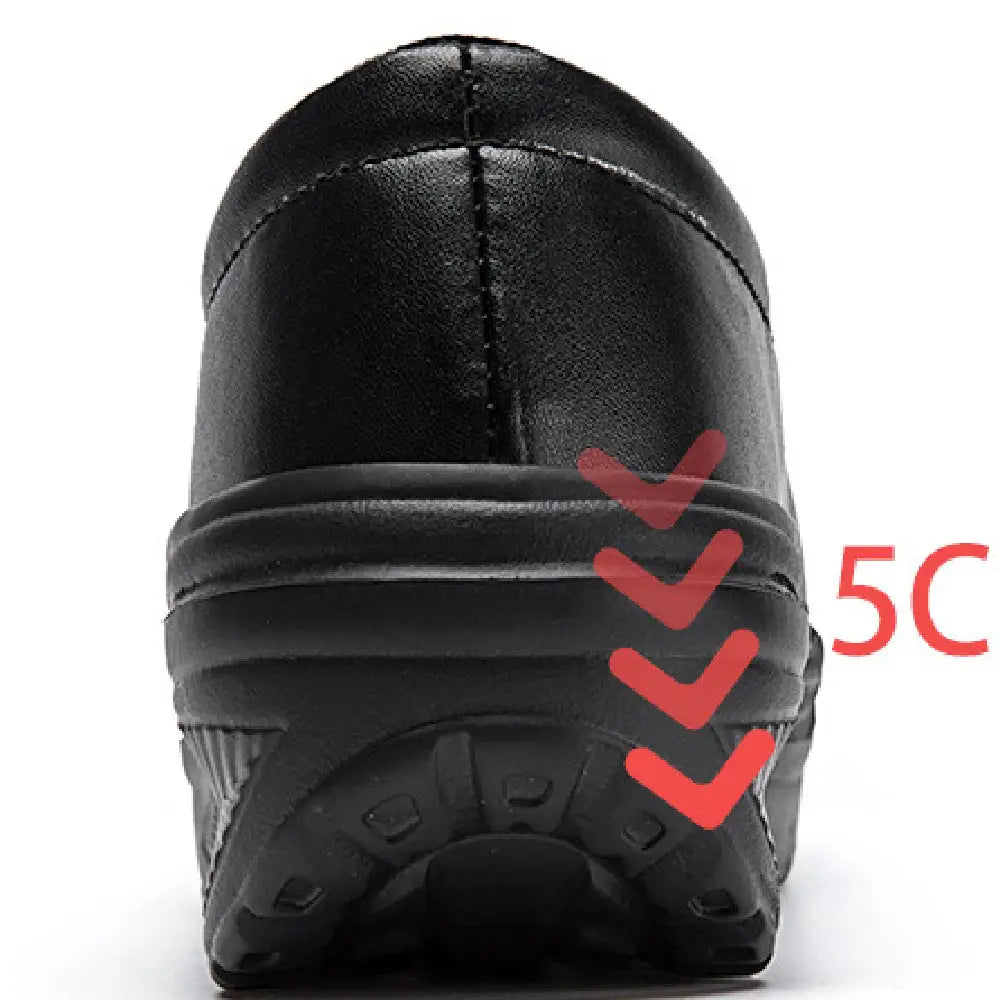 Chaussure slip-on à talon compensé en forme de coin en cuir noir, avec semelle en caoutchouc épaisse et texturée.