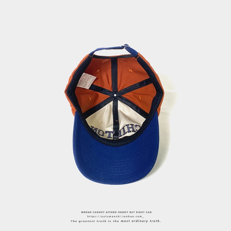 Chapeau de soleil en casquette de baseball rétro à empiècements contrastés, avec panneaux bleus et orange, un panneau avant blanc et une broderie noire.