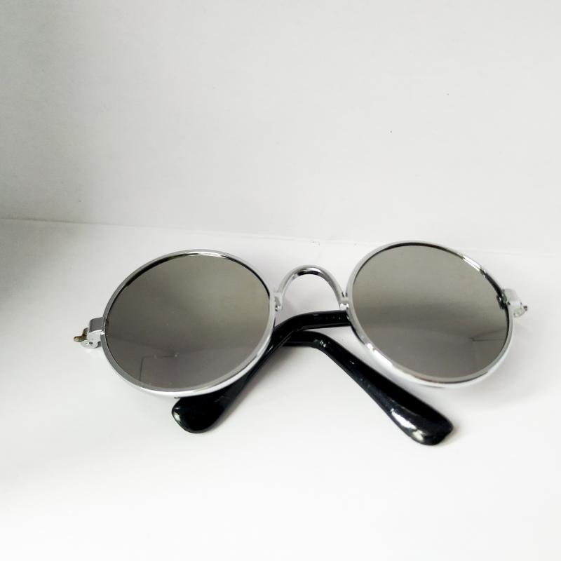 Round silver-framed sunglasses with mirrored lenses and black temple arms in a rose gold metal round cat sunglasses design.