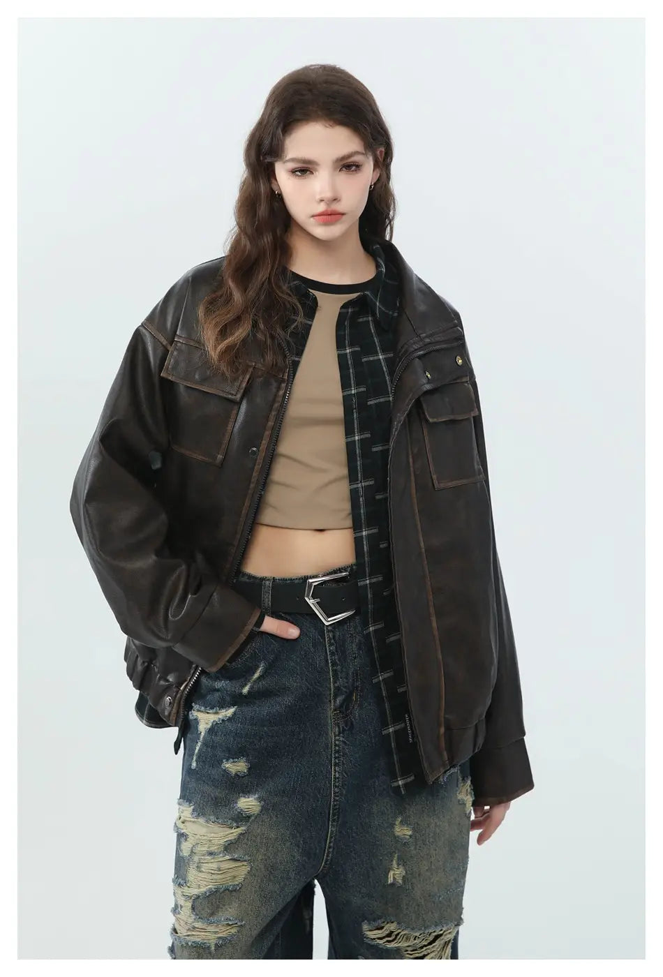 Schwarze Biker-Bomberjacke aus Kunstleder mit ausgefransten Details und Utility-Taschen mit Klappe.