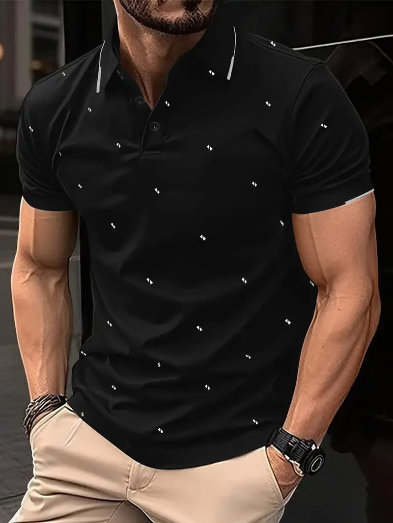 Schwarzes kurzärmeliges Kontrast-Herren-Poloshirt mit weißen, rautenförmigen Mustern und kontrastierendem weißem Besatz am Kragen.