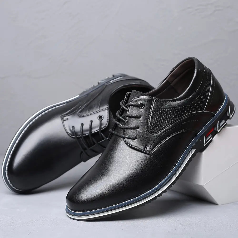 Herren-Premium-PU-Leder-Schnürschuhe im eleganten Casual-Stil in Schwarz mit einer eleganten, polierten Oberfläche und dezenten, perforierten Details an den Seitenpaneelen.