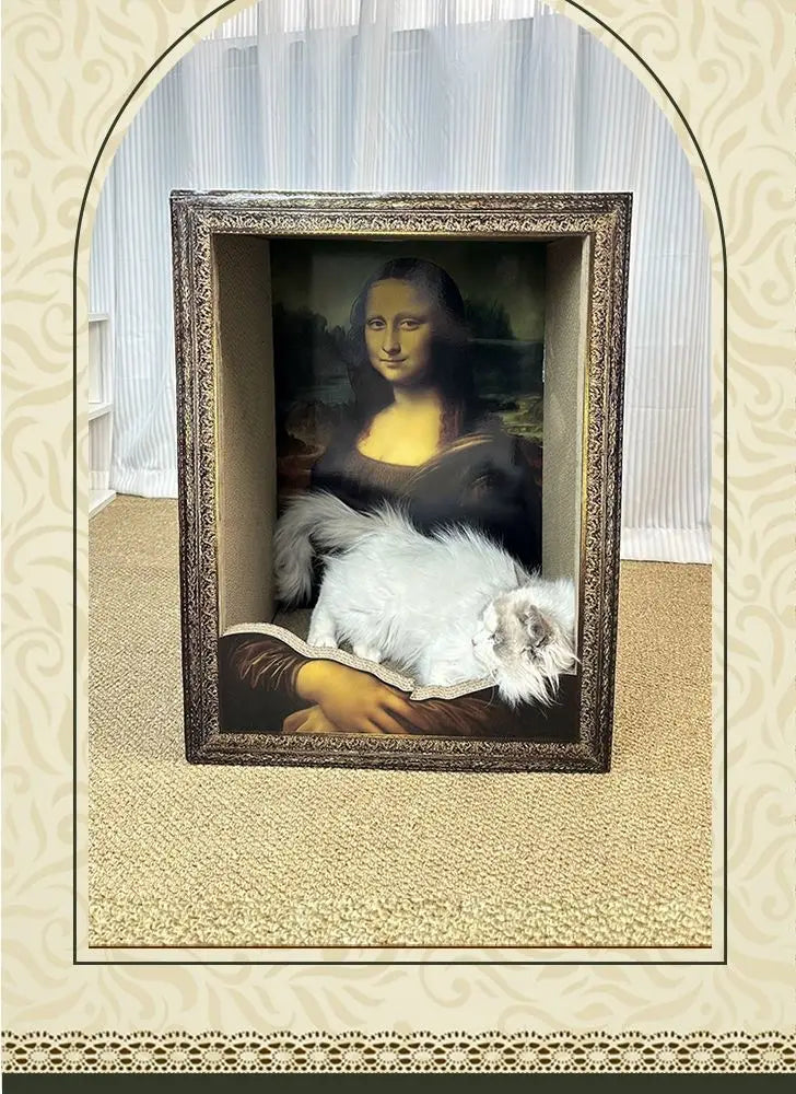 eine weiße flauschige Katze, geborgen im Schoß eines „Mona Lisa“-Gemäldes, das auf einem „Mona Lisa“-Katzenkissen-Kratzbrett gezeigt wird, mit einem prunkvollen dunkelbraunen Holzrahmen