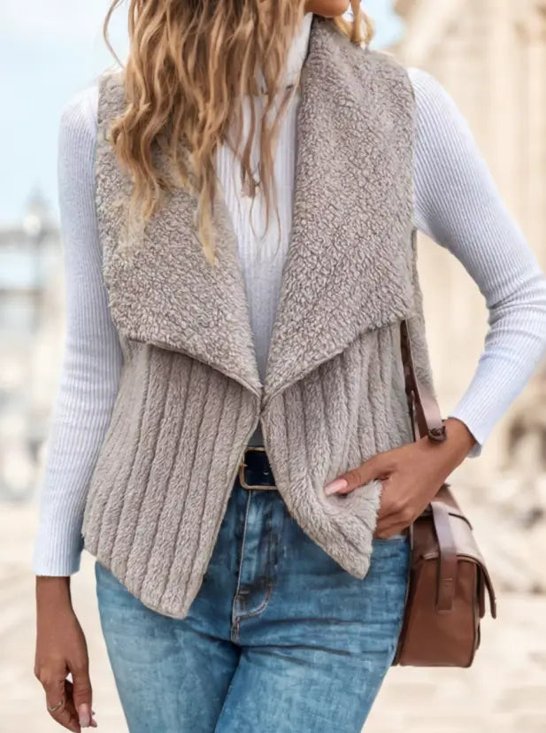 Beige Faux-Fur- und gerippte Strick-Lagenweste mit schwarzem Wasserfallkragen, entworfen als Strickoberbekleidung für Wärme und Stil