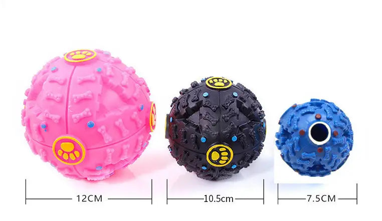 Trois distributeurs de friandises pour chien colorés, avec balles d’entraînement en caoutchouc souple à couinement, roses, noires et bleues, dotées d’une surface texturée et d’autocollants d’empreintes de pattes.
