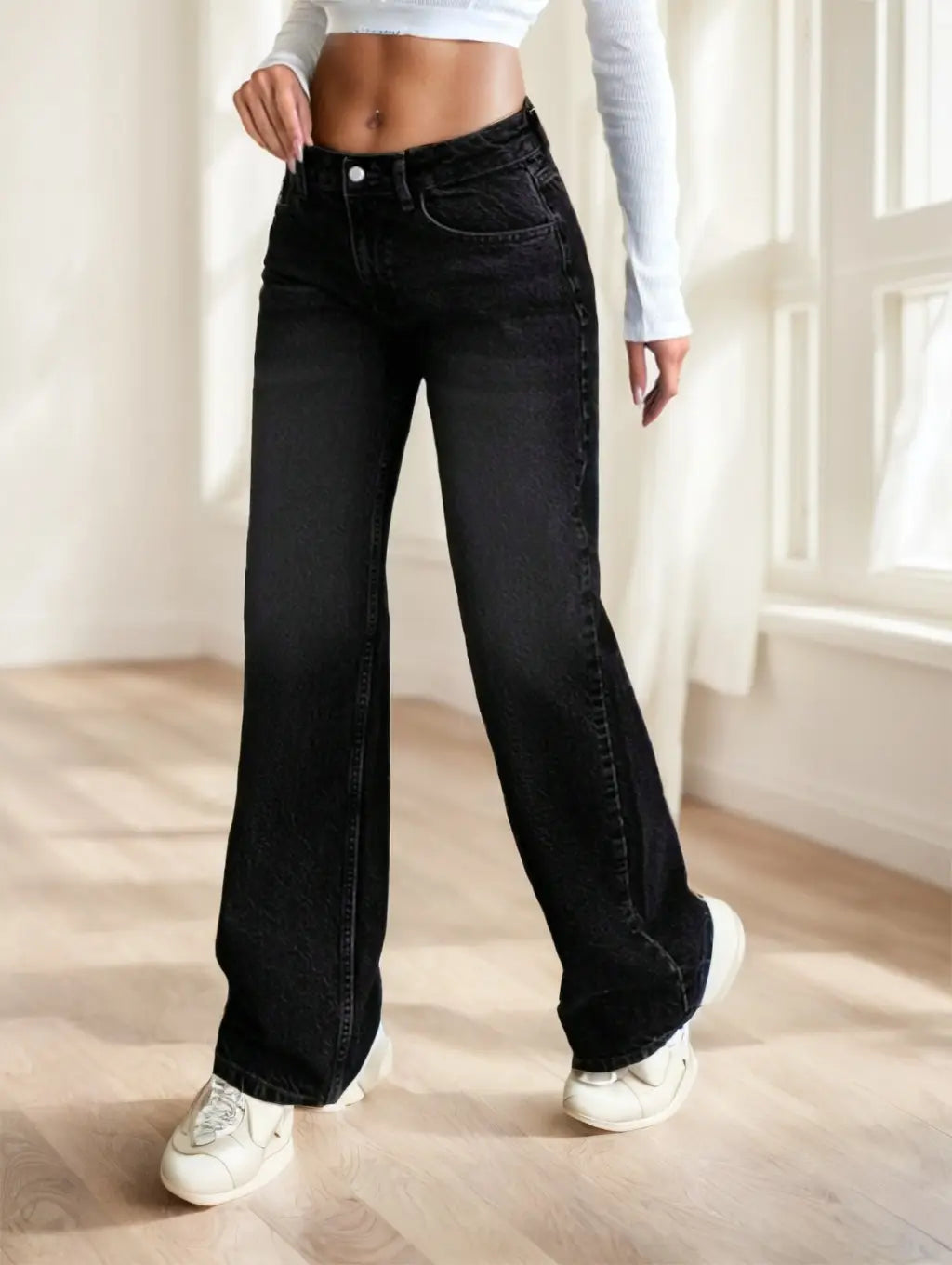 Schwarze Wide-Leg-Denimjeans mit leicht verblasstem Waschbild, hoher Taille, klassischem Fünf-Taschen-Design und lässigem Stil.