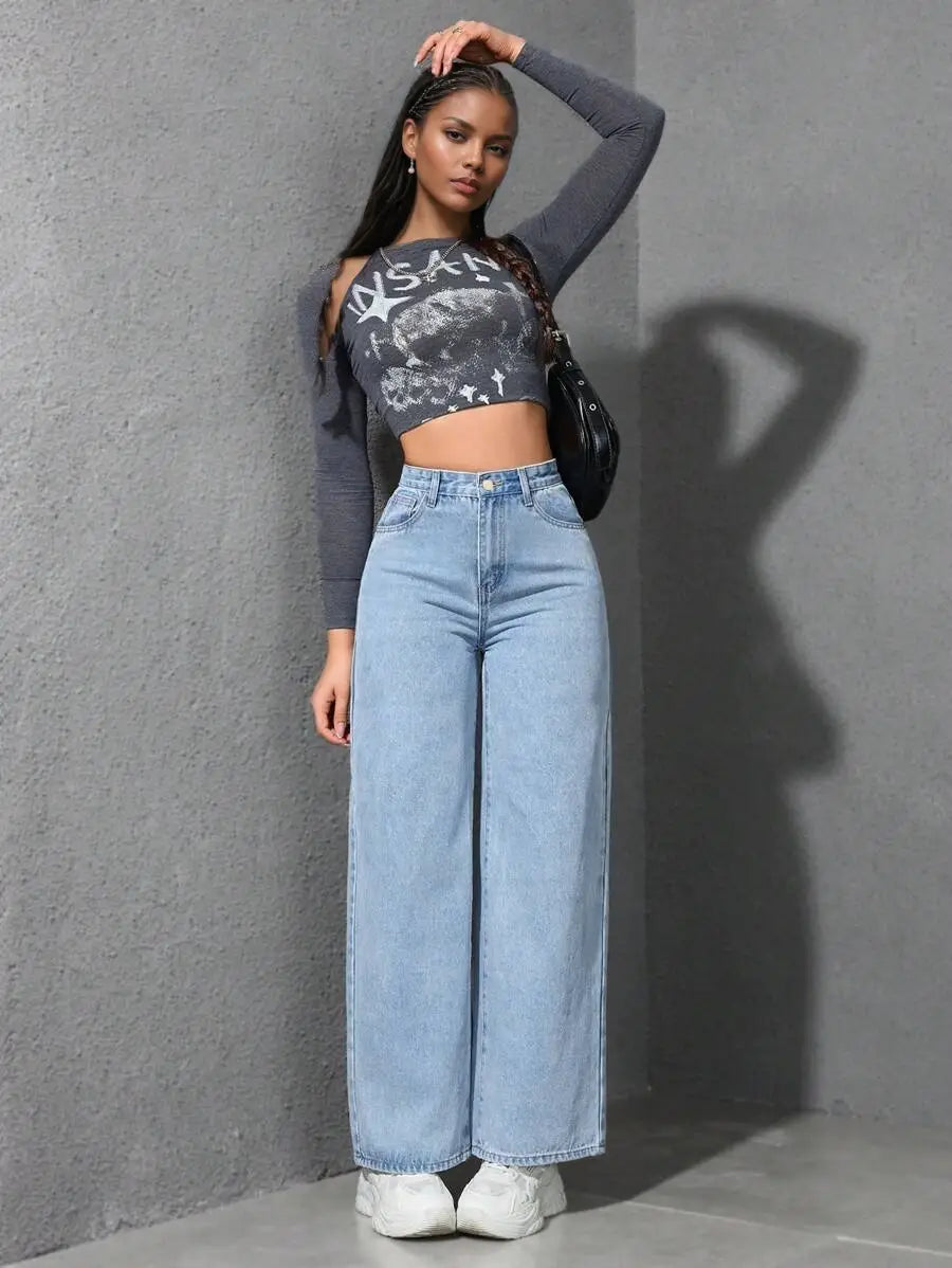 Jean à taille haute, jambe large et évasée, en denim à lavage clair, présentant un design classique à cinq poches et des passants de ceinture.