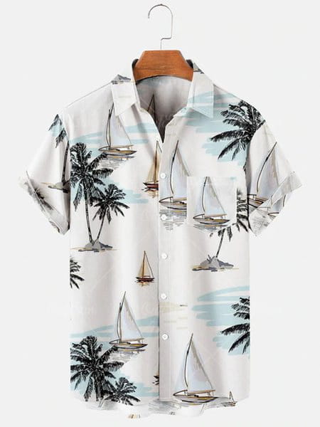Herren-Hemd für den Sommerurlaub mit gedrucktem Motiv, hawaiianischer Stil, in weißem Kurzarm-Design mit tropischen schwarzen Palmen und hellblauen Segelbooten auf einem Hintergrund im Aquarellstil.
