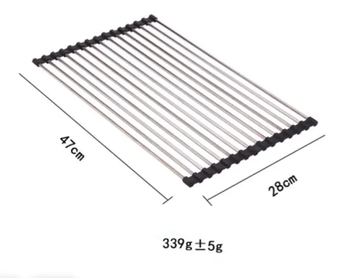 Eine elegante, zusammenklappbare Edelstahl-Abtropfmatte für das Spülbecken mit schwarzen Kunststoff-Endkappen und einem rechteckigen Design von 47 cm mal 28 cm.