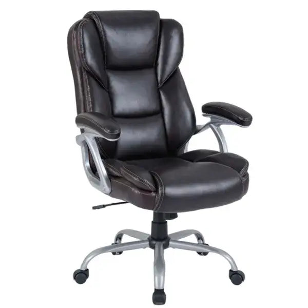 Chaise de bureau de direction en cuir noir avec cadre métallique argenté et roulettes, vue depuis l’arrière, présentée comme une chaise de bureau de direction en cuir brun avec base chromée.