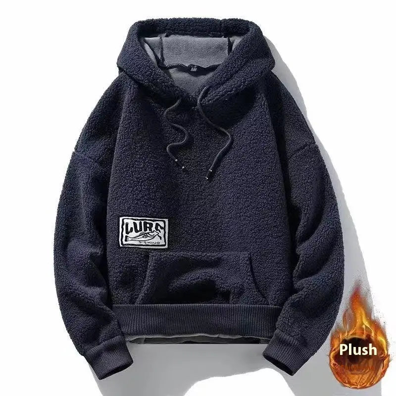 Herren-Dick-Polar-Fleece-Mountain-Graphic-Hoodie aus dunkelblauem kuscheligem Fleece mit einem weißen bestickten Patch auf der Brust und gerippten Bündchen.
